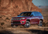 Jeep Grand Cherokee ukázal modernizovanou příď i upravený interiér